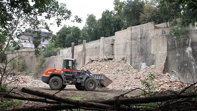 Demolice ruiny v Mlýnské ulici v Teplicích, úterý 24. srpna