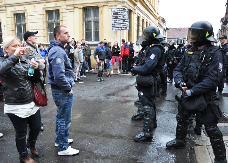 V Duchcově proběhla demonstrace proti násilí ve městě