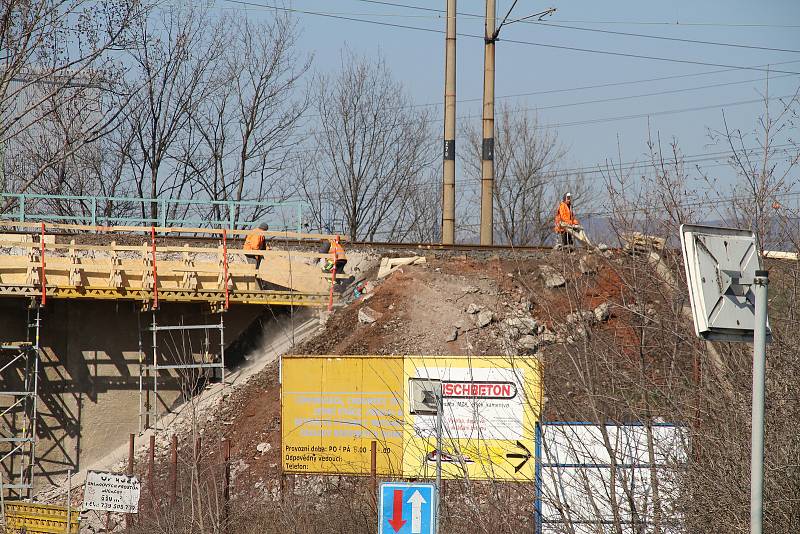 Oprava mostů mezi Oldřichovem a Bílinou