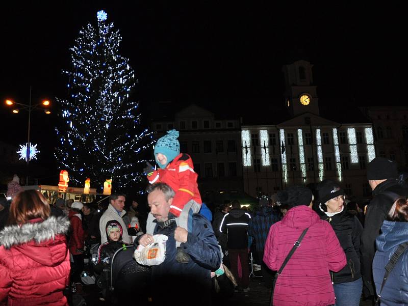 V Teplicích se v neděli večer rozzářily vánoční stromy pro letošní advent.