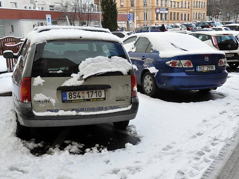 Sníh udělal radost hlavně dětem. Méně už chodcům, řidičům a silničářům