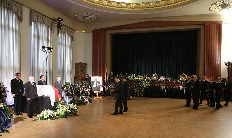 Poslední sbohem pro Jaroslava Kuberu proběhlo v Krušnohorském divadle. Rozloučit se s ním dorazily i politické špičky včetně prezidenta a premiéra České republiky.