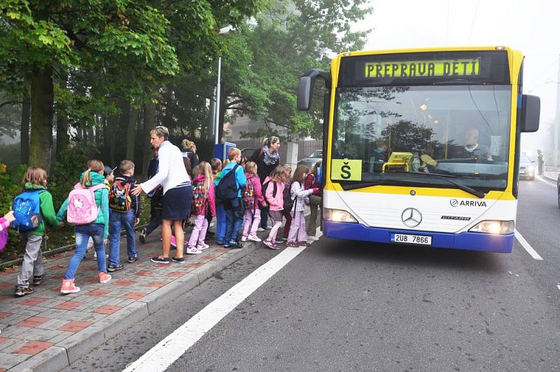 Kvůli rekonstrukci převážejí každý den 200 dětí do jiné školy