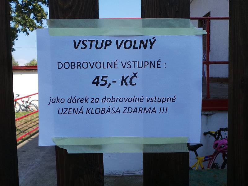 Dobrovolné vstupné za klobásu na hřišti SK Dubí.