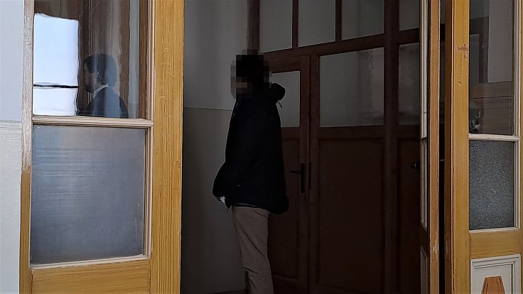 Muže soudí v Teplicích kvůli pohlavnímu zneužívání dívek na gymnáziu v Krupce.