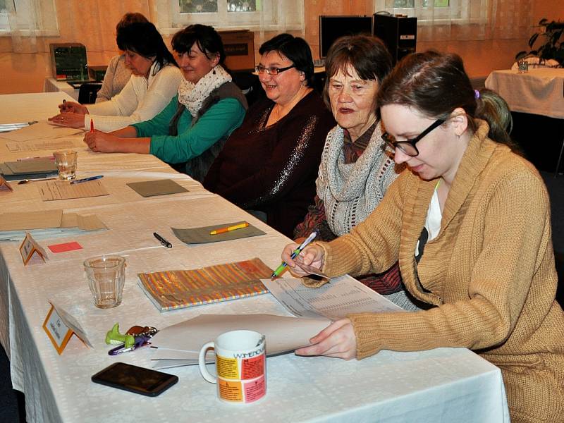 Volební sobota v Mikulově v Krušných horách na Teplicku. V této horské obci do 10 hodin odvolilo kolem padesáti procent voličů.