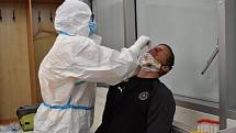 Tomáš Grigar při odběru vzorku na přítomnost viru v těle.