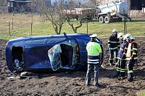 Nehoda v Žalanech, 18.3. 2015, auto vylétlo v zatáčce do pole.