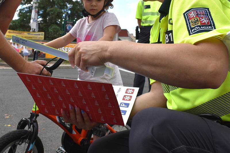 Preventivní policejní akce zaměřená na správné vybavení kola se konala 30. června v Újezdečku.