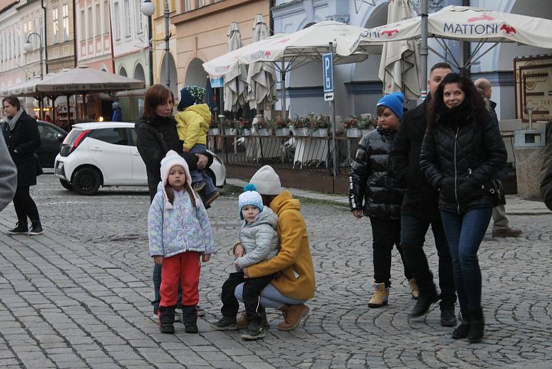 Zpívání koled u stromečku a jeho rozsvícení na domažlickém náměstí.