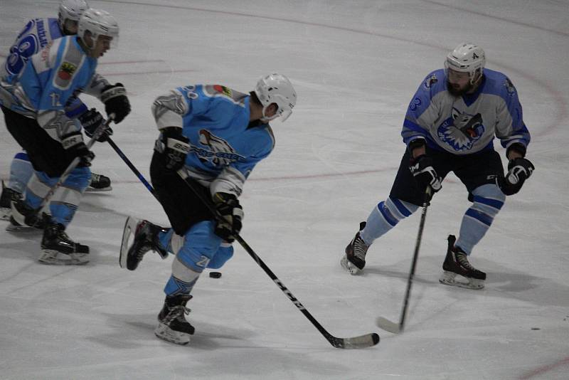 HC Domažlice (v bílém) - HC Stadion Cheb (v modrém) 4:6 (2:2, 1:3, 1:1).