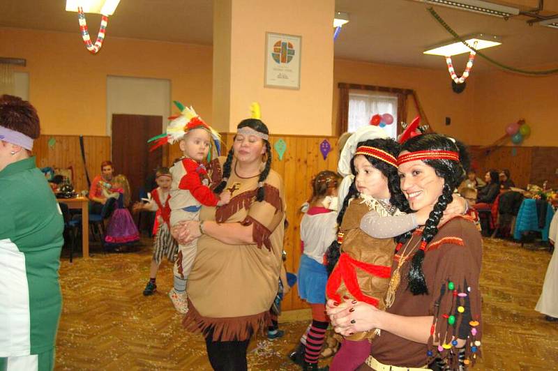 Dětský maškarní karneval v Hluboké.