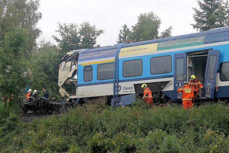 Jeřáb nejdříve odstranil zdevastovaný vagon rychlíku a snesl ho pod násep, pak dostal lokomotivu i celou soupravu osobního vlaku zpátky na koleje.