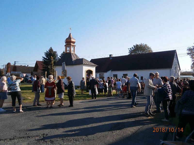 Nedělní mši svatou na prostranství u nově postavené místní kaple si nenechalo ujít spoustu lidí.