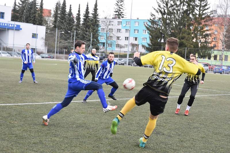 Dva Lukášové. Domažlický Waldmann (v modrobílém) prochází kolem bělského Sobolíka (č. 13).