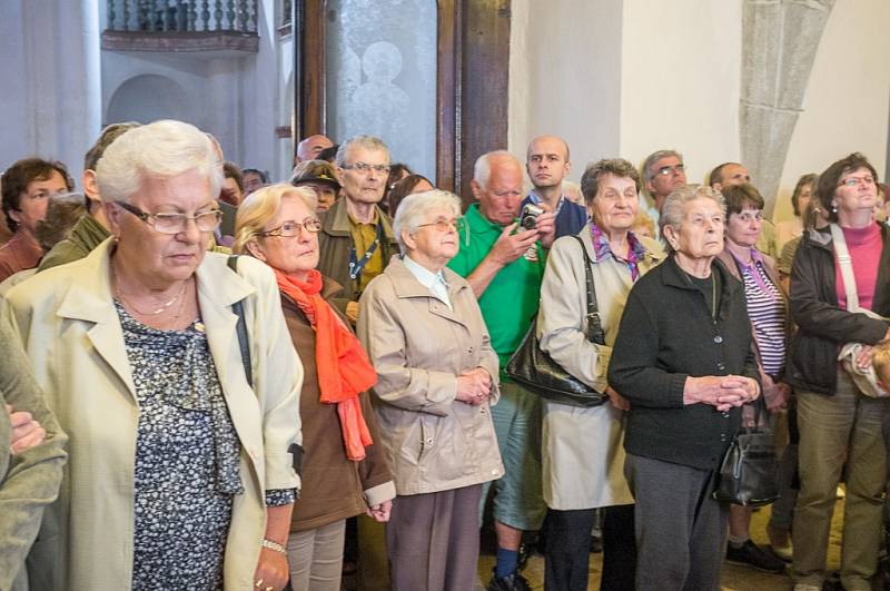 Žehnání novému basreliéfu v domažlickém kostele.