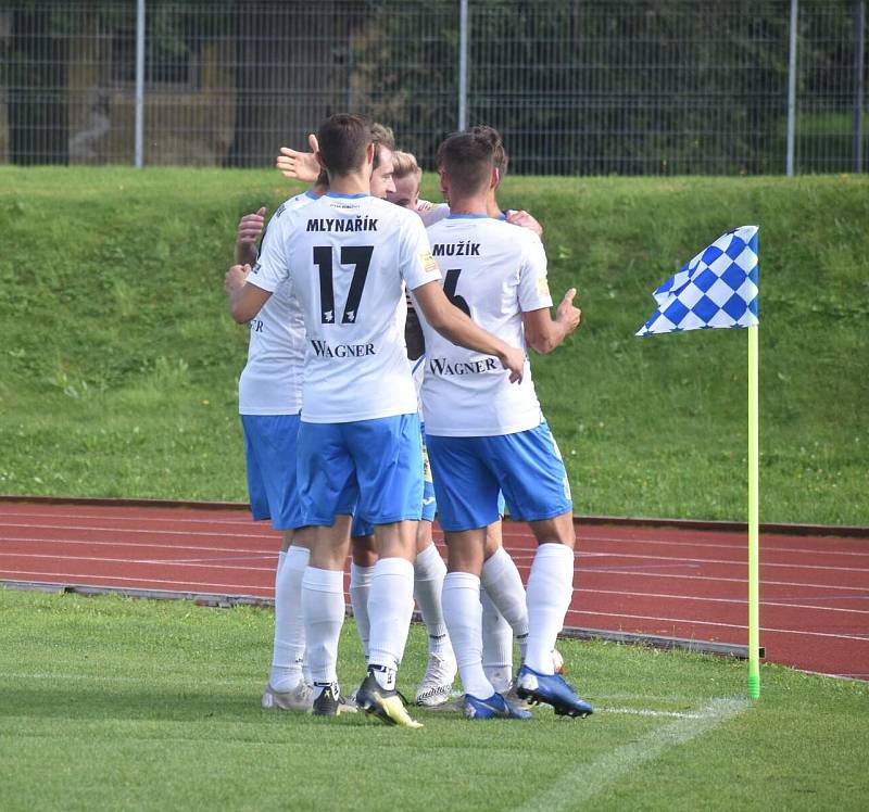 6. kolo FORTUNA ČFL A: TJ Jiskra Domažlice (na snímku fotbalisté v bílých dresech) - FC Slavia Karlovy Vary 2:2 (2:1).