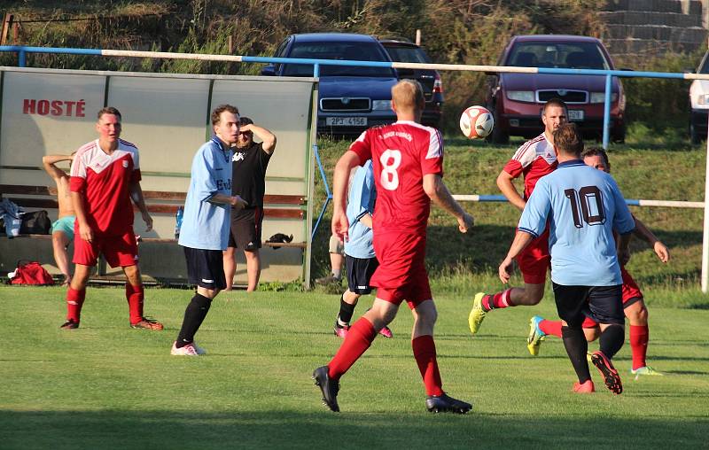 FK Holýšov B (v modrém) - Sokol Osvračín (v červeném) 2:2, na penalty 2:4.