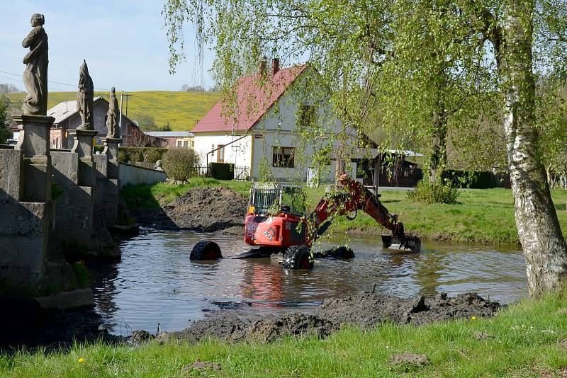 Kráčivý bagr v těchto dnech čistí koryto řeky v Bělé nad Radbuzou. Foto: Blanka Triščová