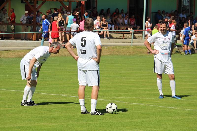 Přátelský zápas na oslavu 55 let herce Ivana Trojana v Krchlebech: šKrchlebský samet - Real Top Praha 6:10.