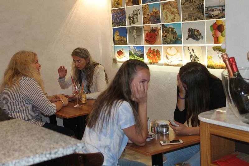 Rozvolnění. Nenosí se roušky a smí se do restaurací a kaváren.