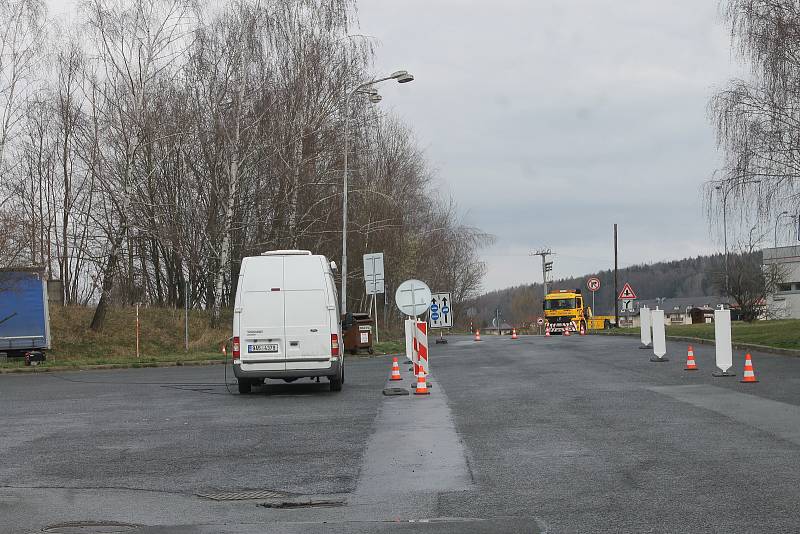 Folmava je mimo špičky, v nichž tudy projíždějí pendleři, téměř prázdná. Jen občas projede kamion.