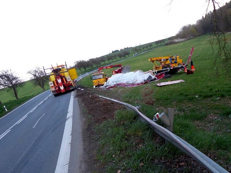 Za zatáčkou nad Smolovským rybníkem havaroval rumunský kamion.l.