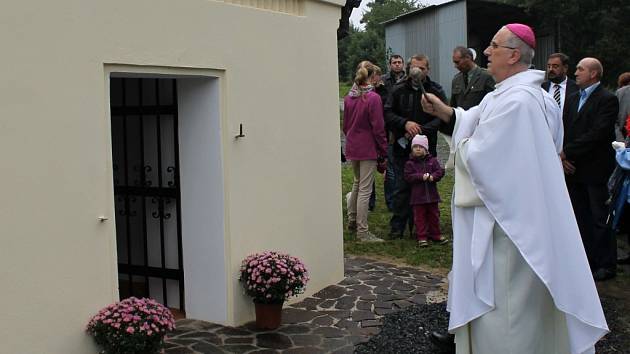 V neděli 15. září 2014 plzeňský biskup Mons. František Radkovský vysvětil opravenou kapličku Panny Marie Bolestné v Holubči.