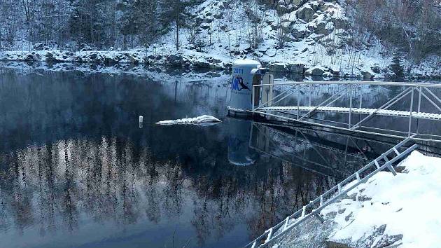 PODVODNÍ KABINA. Včera bylo –5°C, mráz štípal do rukou, v podvodní kabině bylo daleko příjemnějších +6 °C. Je vidět až na dno.