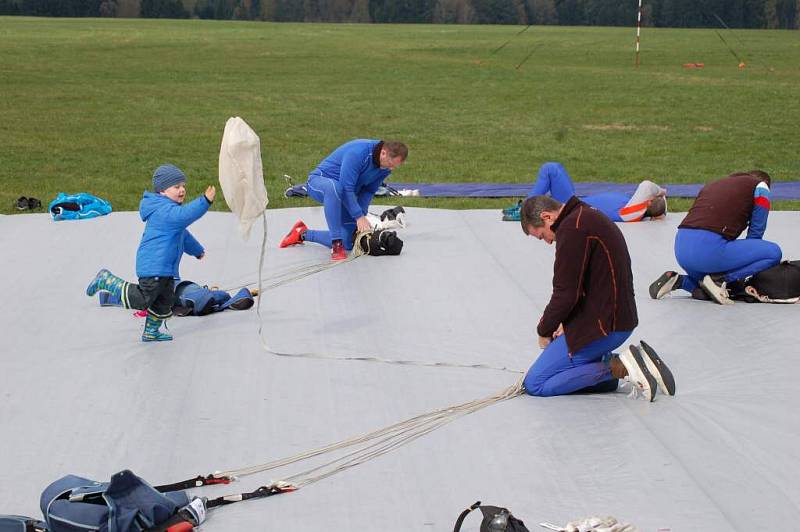 Parašutistická soutěž Chodský čakan 2015 ve Staňkově.