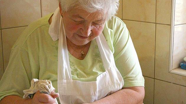 MARIE NAVRÁTILOVÁ z Domažlic při zdobení koláčů.