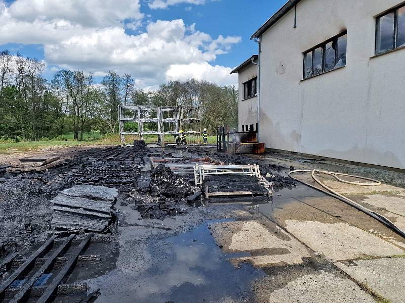 K požáru do areálu firmy v Horšovském Týně vyjížděli hasiči ve čtvrtek 12. května odpoledne.