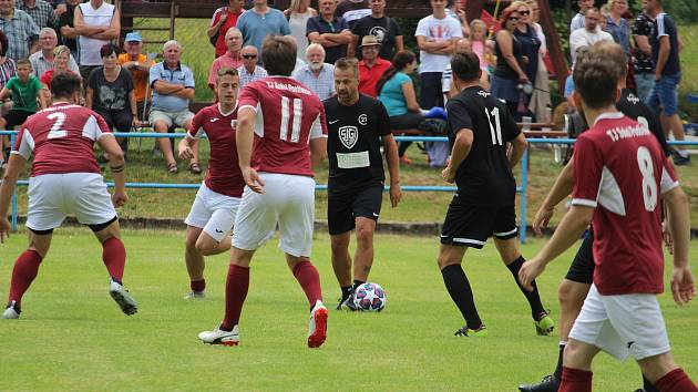 Pouťový fotbal v Postřekově: Sokol Postřekov (červení) - SIGIteam (černí) 5:9.