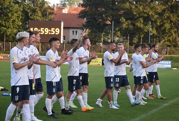 FORTUNA ČFL, skupina A, 6. kolo: TJ Jiskra Domažlice (na snímku fotbalisté v bílých dresech) - FC Slavia Karlovy Vary 3:1 (3:0).