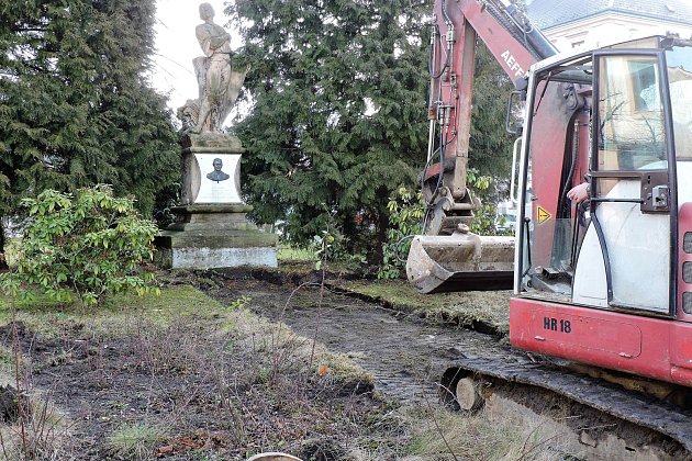 ÚPRAVA PARČÍKŮ probíhá již od začátku roku na kdyňském náměstí. Cílem je taková úprava, jejíž podoba bude působit důstojně.