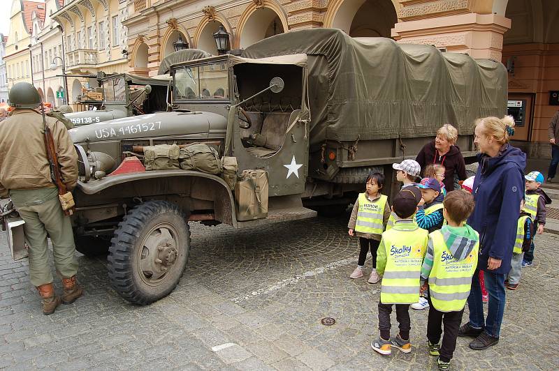 Vojenská technika 16. obrněné divize Liberty Run na domažlickém náměstí.