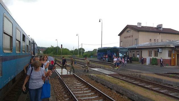 Cestující budou z busů na vlak ve Vejprnicích přestupovat už jen do středy 27. června.