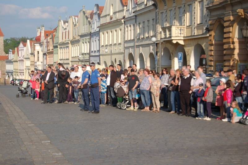 Ze stavění májky na domažlickém náměstí.