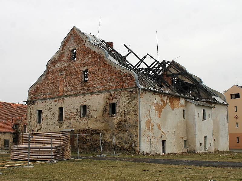 Město Bělá nad Radbuzou zachraňuje tvrz ze 17. století i přilehlé budovy.