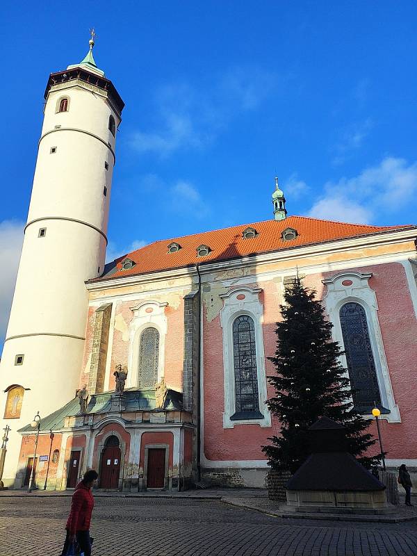 Jednodenní Vánoční trhy v Domažlicích přilákaly v sobotu 18. prosince spoustu návštěvníků. Lidé zavzpomínali i na Havla, který zemřel přesně před deseti lety.