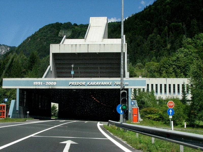 Řada našinců míří na dovolenou do Chorvatska. Pro některé dovolenkáře obávaný tunel, před nímž už mnohdy zažili nepěkné čekání. Je lhostejné, zda je to při cestě tam či zpět.