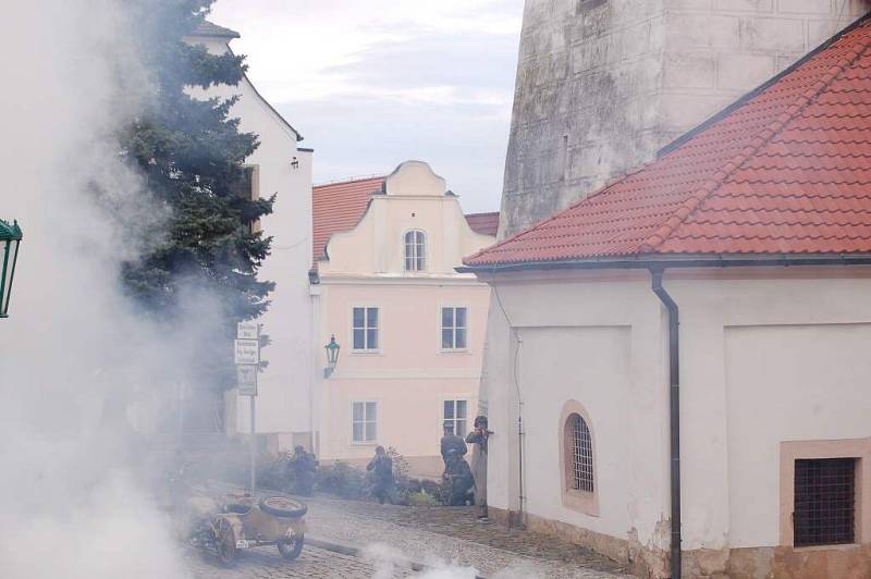 Z dobové ukázky bitvy německých a amerických vojáků v centru Horšovského Týna.