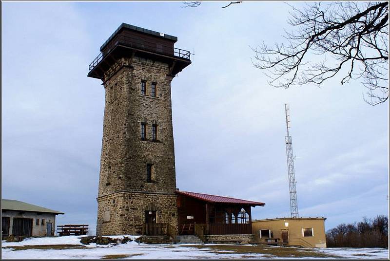 Čerchov za rozbřesku a poté, co se objevily Alpy.