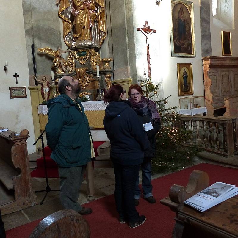 Ze štědrodenní návštěvy kostela Všech svatých v Horšově.
