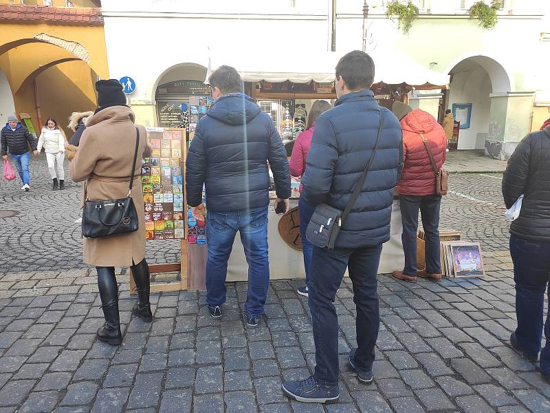 Jednodenní Vánoční trhy v Domažlicích přilákaly v sobotu 18. prosince spoustu návštěvníků. Lidé zavzpomínali i na Havla, který zemřel přesně před deseti lety.