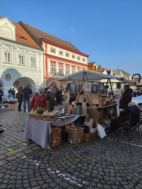 Jednodenní Vánoční trhy v Domažlicích přilákaly v sobotu 18. prosince spoustu návštěvníků. Lidé zavzpomínali i na Havla, který zemřel přesně před deseti lety.