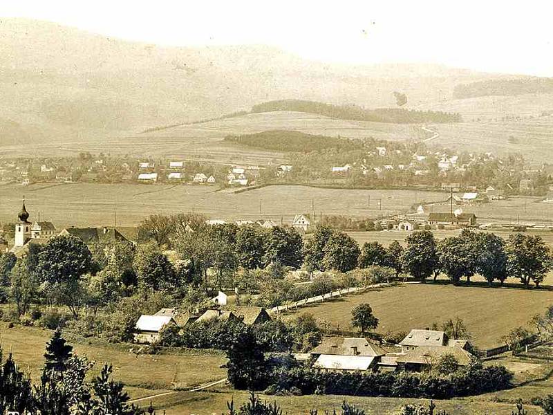 Pohled na Chodov (v pozadí) a Trhanov z Jiráskovy cesty je datován do 20. let 20. století. Je na něm zřetelně vidět, jaká vzdálenost bývala mezi oběma obcemi. Foto: archiv Zdeňky Sládkové