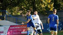 13. kolo FORTUNA ČFL, skupina A: FK Motorlet Praha (modří) - TJ Jiskra Domažlice (hráči v bílých dresech) 1:1 (1:1).