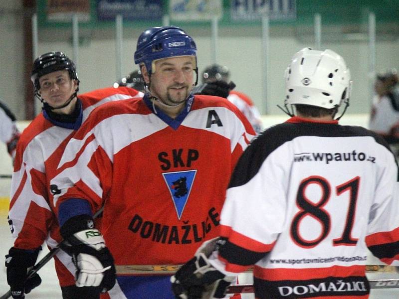 Z derby dvou nejlepších týmů Domažlické NHL mezi hokejisty AHC Devils Domažlice a SKP Domažlice.