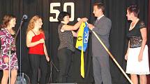 Na závěrečném abiturientském večírku pořádaném u příležitosti 50. výročí  Základní školy v Holýšově předala místostarostka města zástupcům školy novou vlajku.